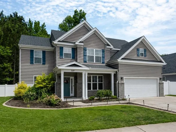 219 Dunway Ln, Chesapeake, VA 23323