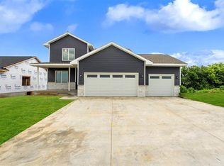 808 Crestview Dr, Solon, IA 52333