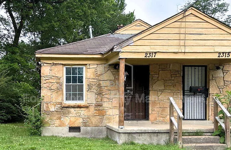 2317 E Warren St — Photo 1