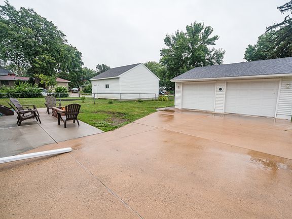 3rd image of 1023 Rainbow Dr