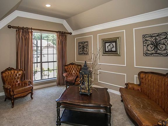 4th image of 602 Whiteoak Ln