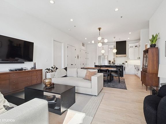 5th image of 4405 N Richmond St #202