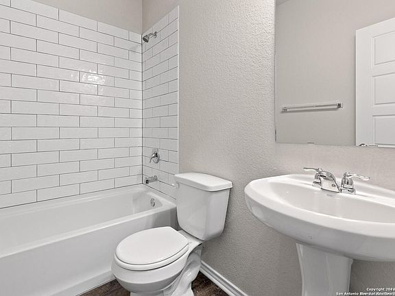 4th image of 1653 Couser Ave