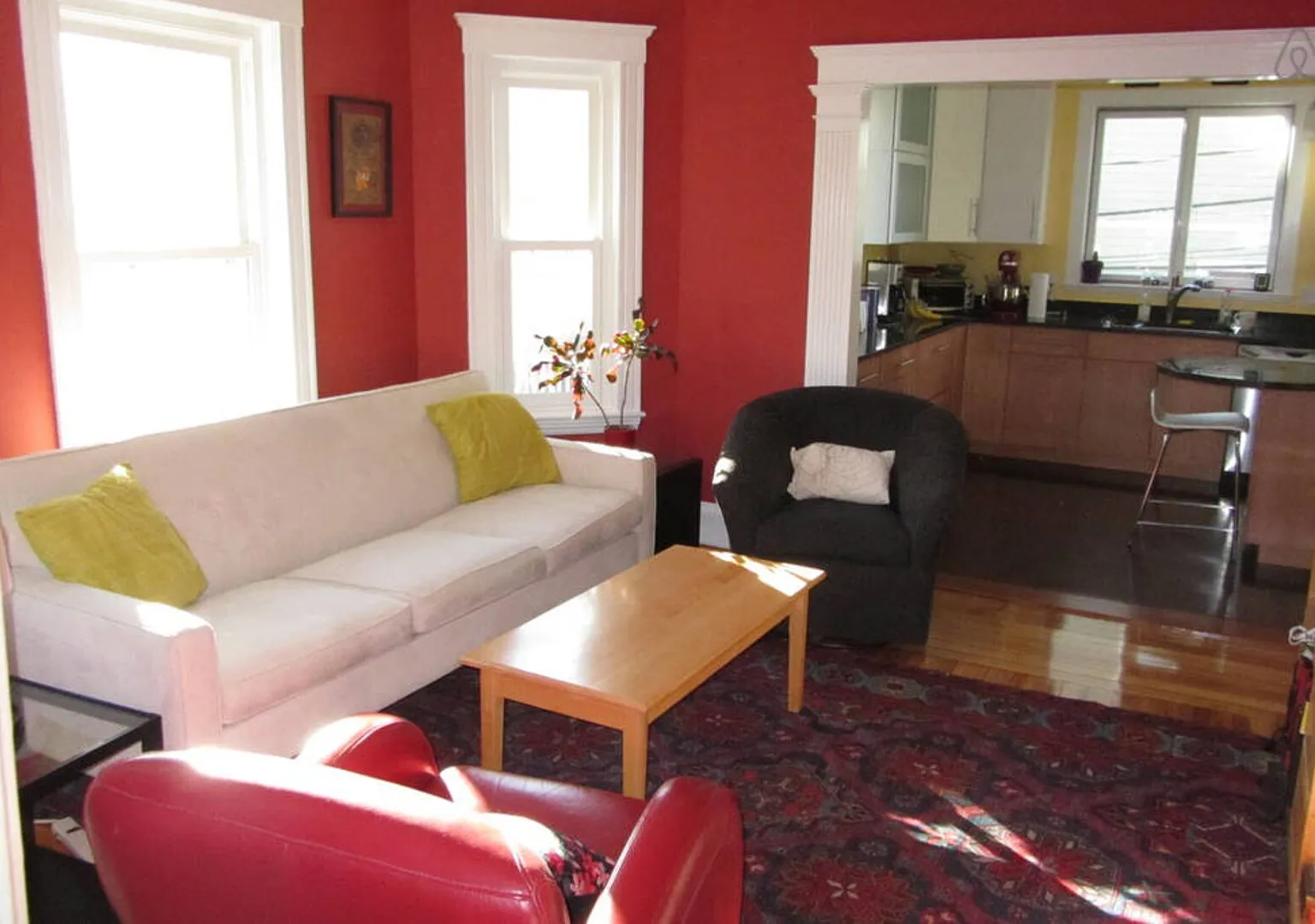 Spacious sunny home. Quiet street, chefs kitchen, outdoor space — Photo 3