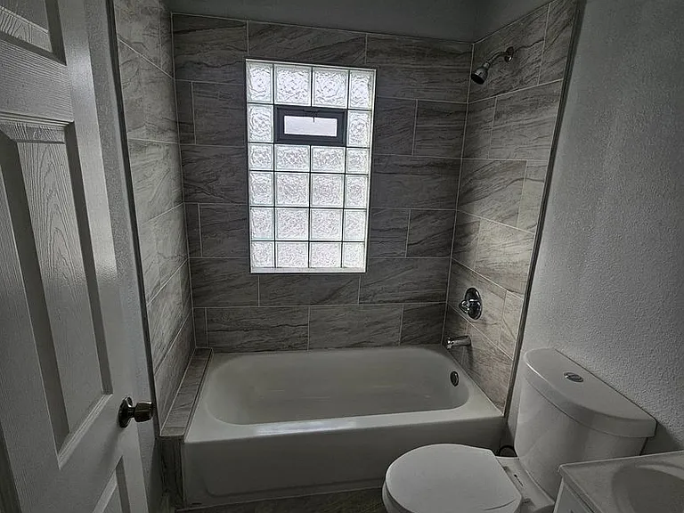 1917 W Atkinson Ave. - 4 Unit — Photo 13