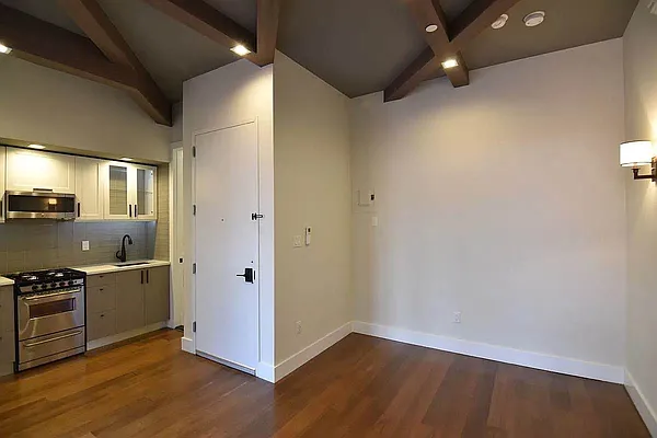 Rented by Tapiro Realty | media 8