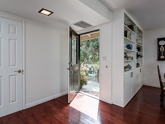 3rd image of 943 W Hillcrest Blvd