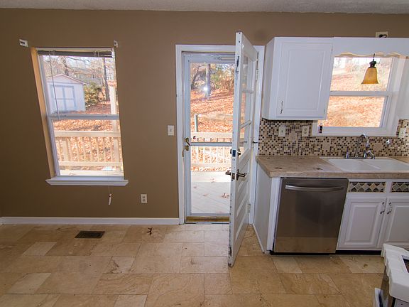 5th image of 924 Cleveland Dr