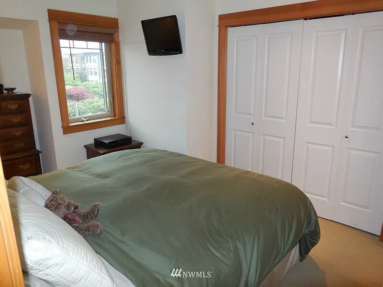 1702 E Columbia St — Photo 13