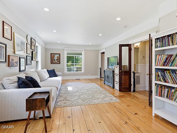 5th image of 1742 22nd Ave NE