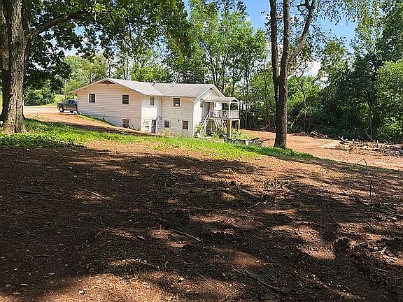 5th image of 327 N Lincoln Dr
