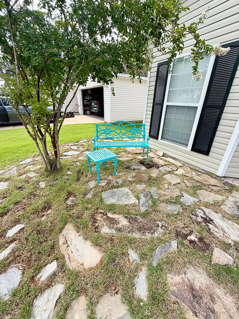 Nice 3 Bedroom Home For Rent - Includes Yard Service! — Photo 4