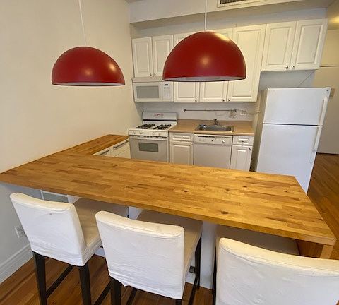 2nd image of 21 Maiden Ln #4AA
