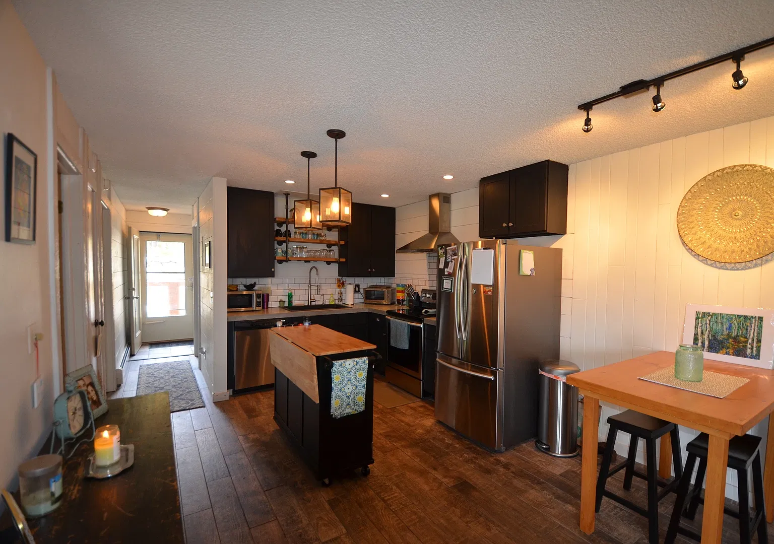 Updated Unit! Great Views! Year lease! — Photo 2