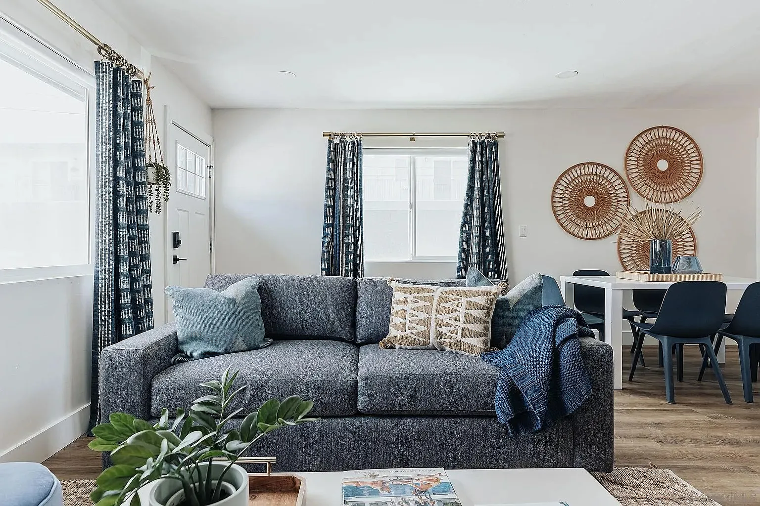 2 bed, 820 sqft, $4,000 — Photo 4