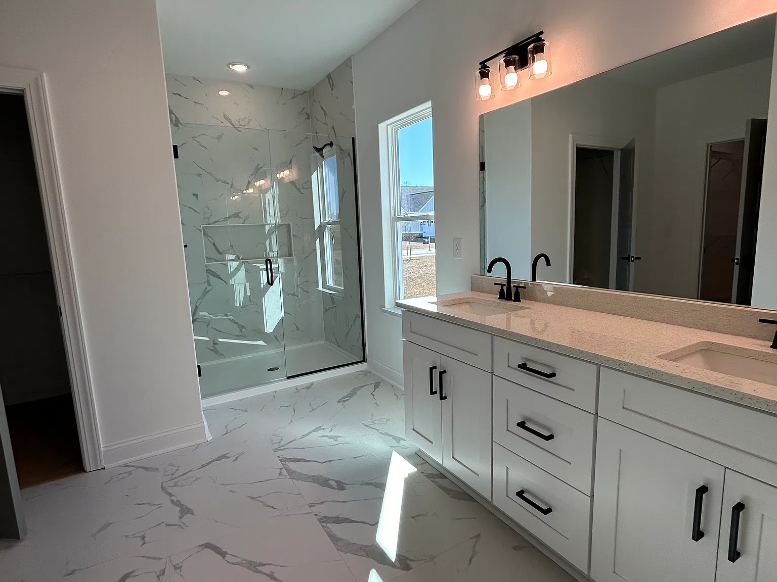 3 bed, 2700 sqft, $2,300 — Photo 2