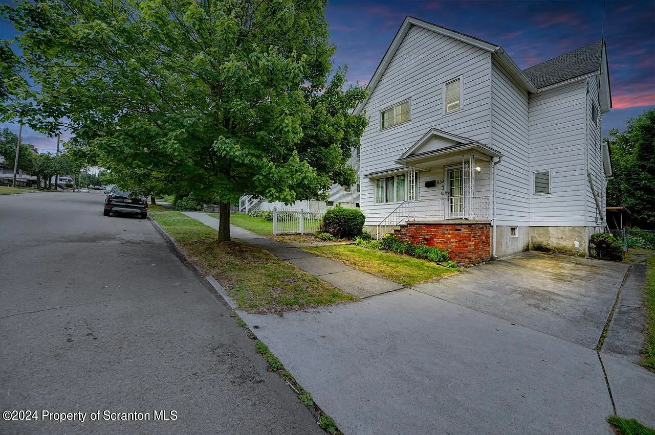 834 Hickory St photo 1