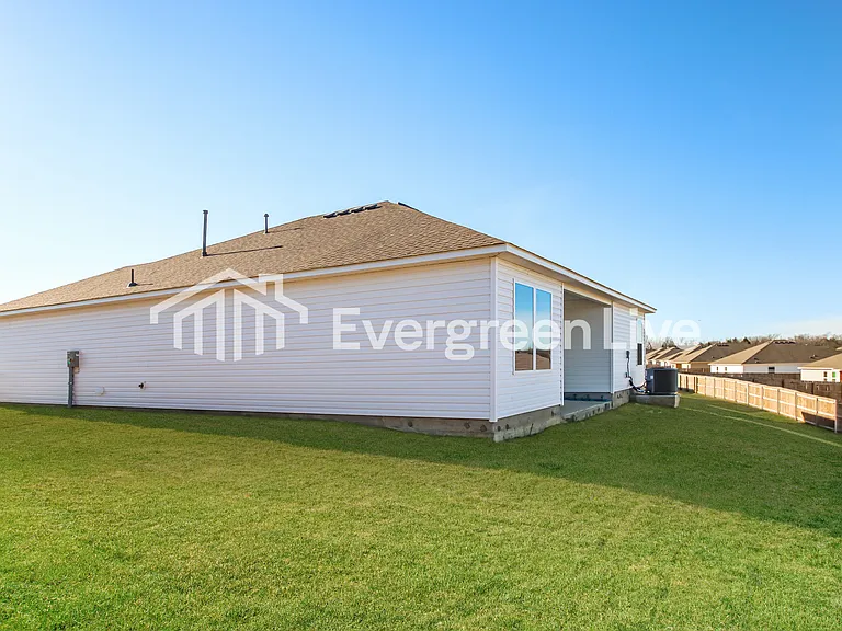 1002 W Lawton Rd — Photo 16