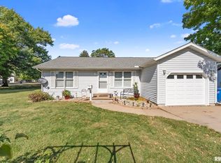 307 SW 4th St, Aledo, IL 61231