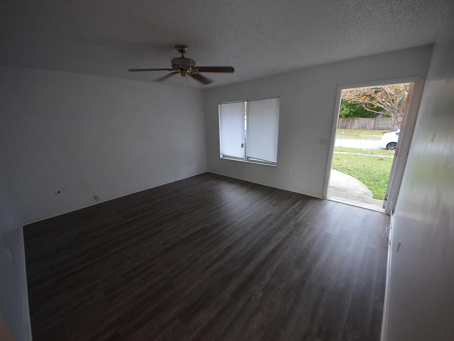 2 bed, 1.5 bath, 888 sqft, $1,600 — Photo 2