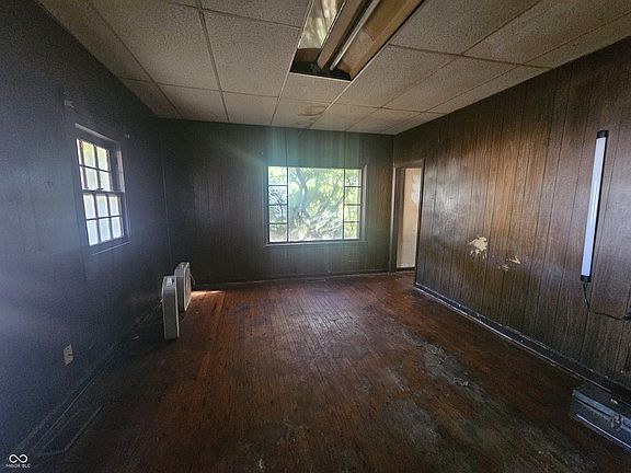 4th image of 118 E 6th St