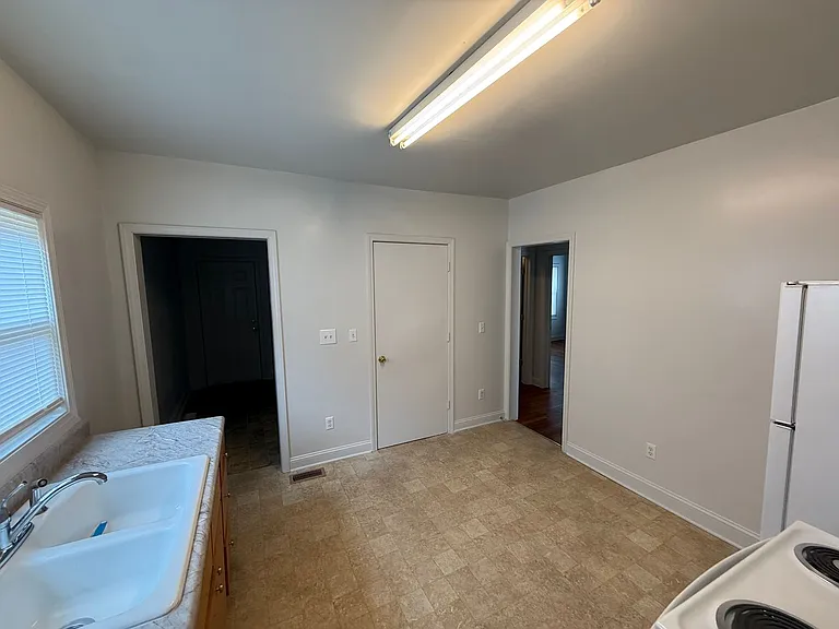 1016 Grace Ave — Photo 5
