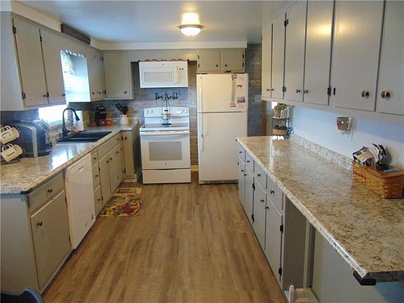3rd image of 1174 Skyline Dr