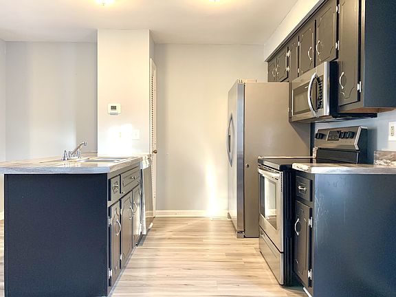5th image of 211 Lexington Dr