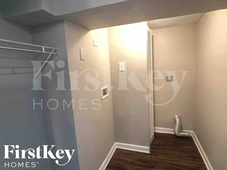 645 Lexington St — Photo 15