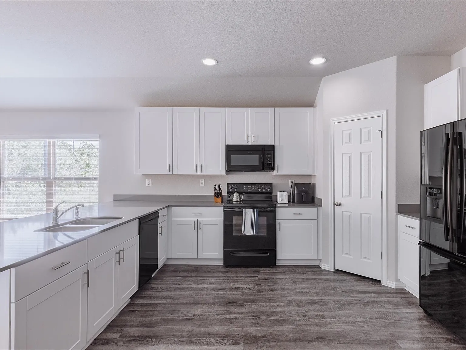 4 bed, 2.0 bath, 1760 sqft, $2,199 — Photo 3