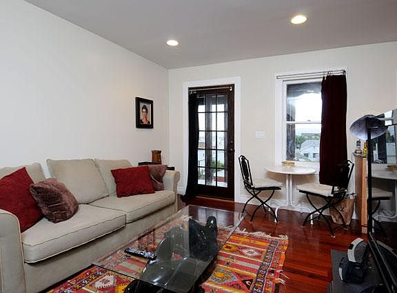 3rd image of 1305 Edgecliffe Dr
