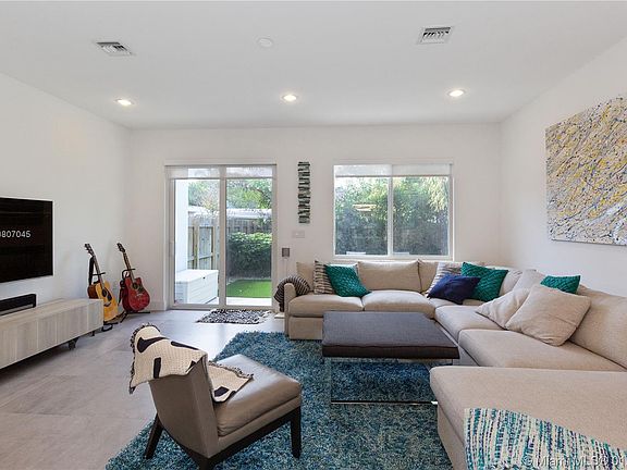 2nd image of 805 SW 7th Ave