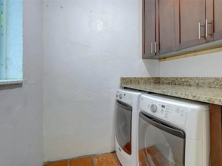 2601 NE 11th Ct — Photo 38