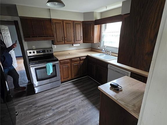 3rd image of 615 S Court Avenue