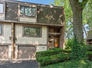 216 Charles Pl, Wilmette, IL