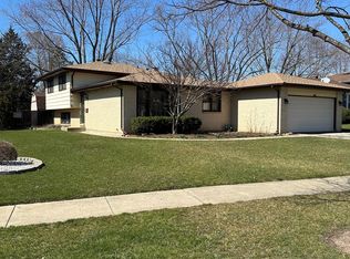 558 Eletson Dr, Crystal Lake, IL 60014