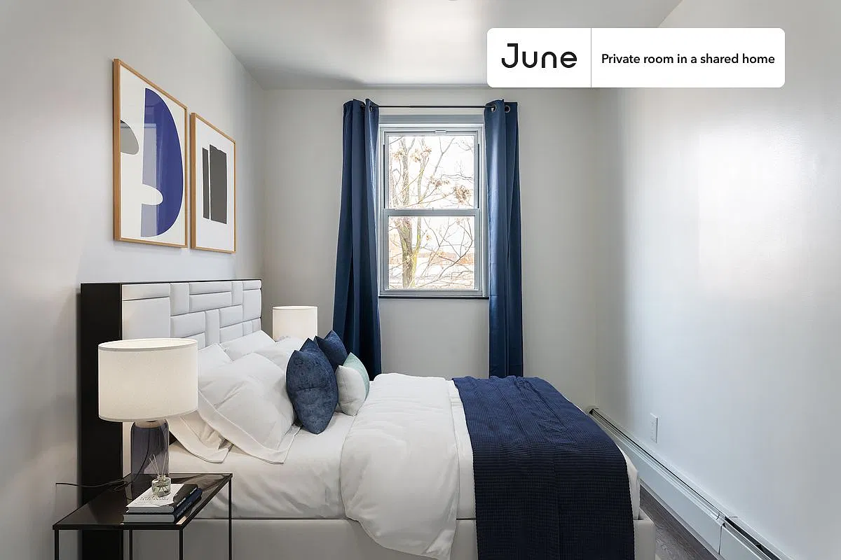 Queen bedroom in 4 bed/2 bath home in Astoria #979 B — Photo 1