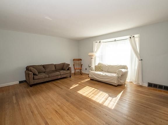 2nd image of 1519 Oakwood Blvd