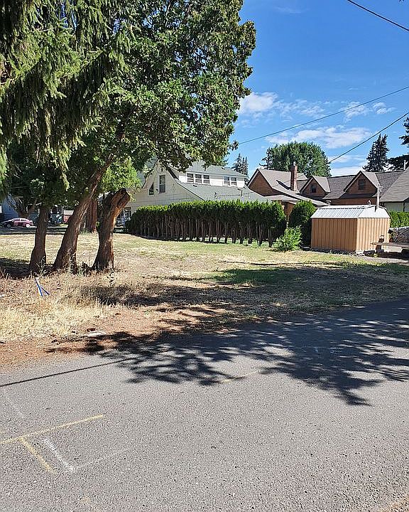 2nd image of 806 E 5th Ave