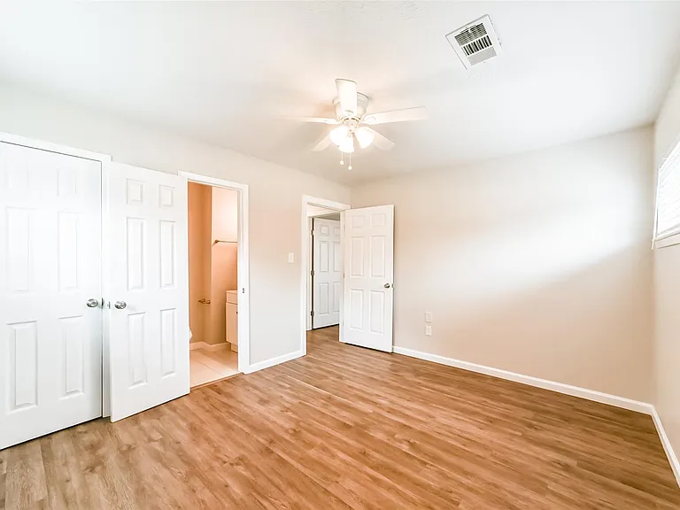 504 Avondale Ln — Photo 10