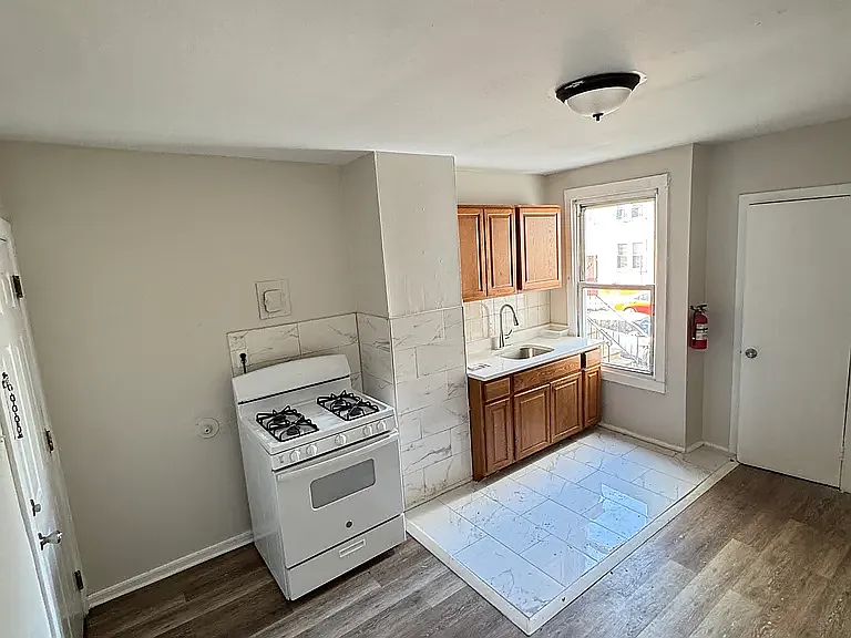 93 Butler St APT 1 photo 1