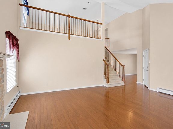 3rd image of 52 Skyline Dr