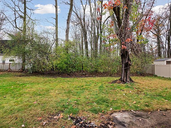 5th image of 8891 Mayflower Dr