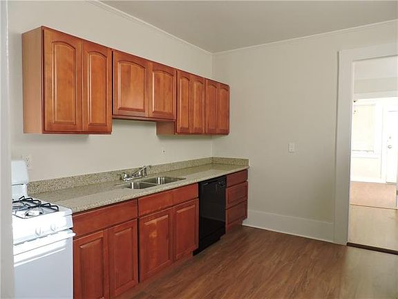 3rd image of 325 Diana St