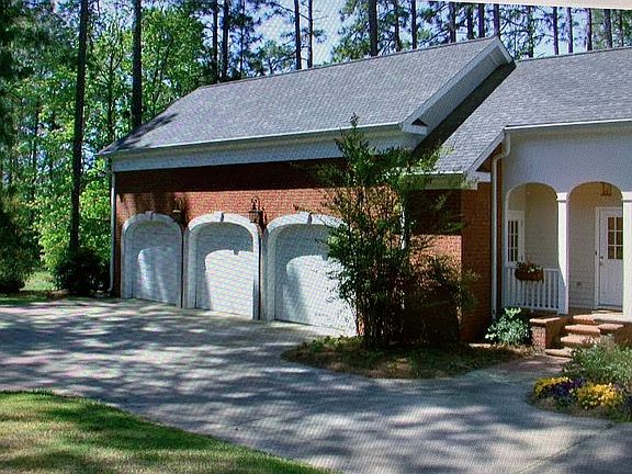 3rd image of 111 Saint Andrews Ln