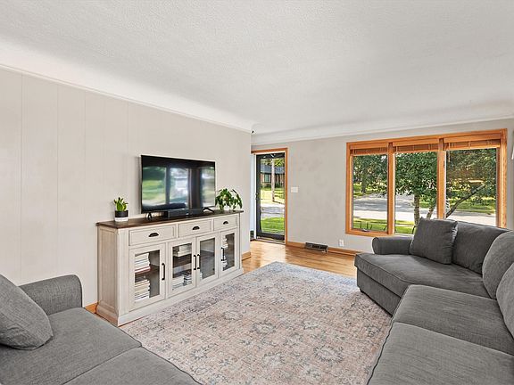 2nd image of 3937 Aurora Ave