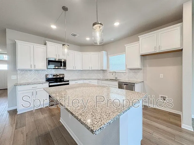 2716 Fox River Dr — Photo 7