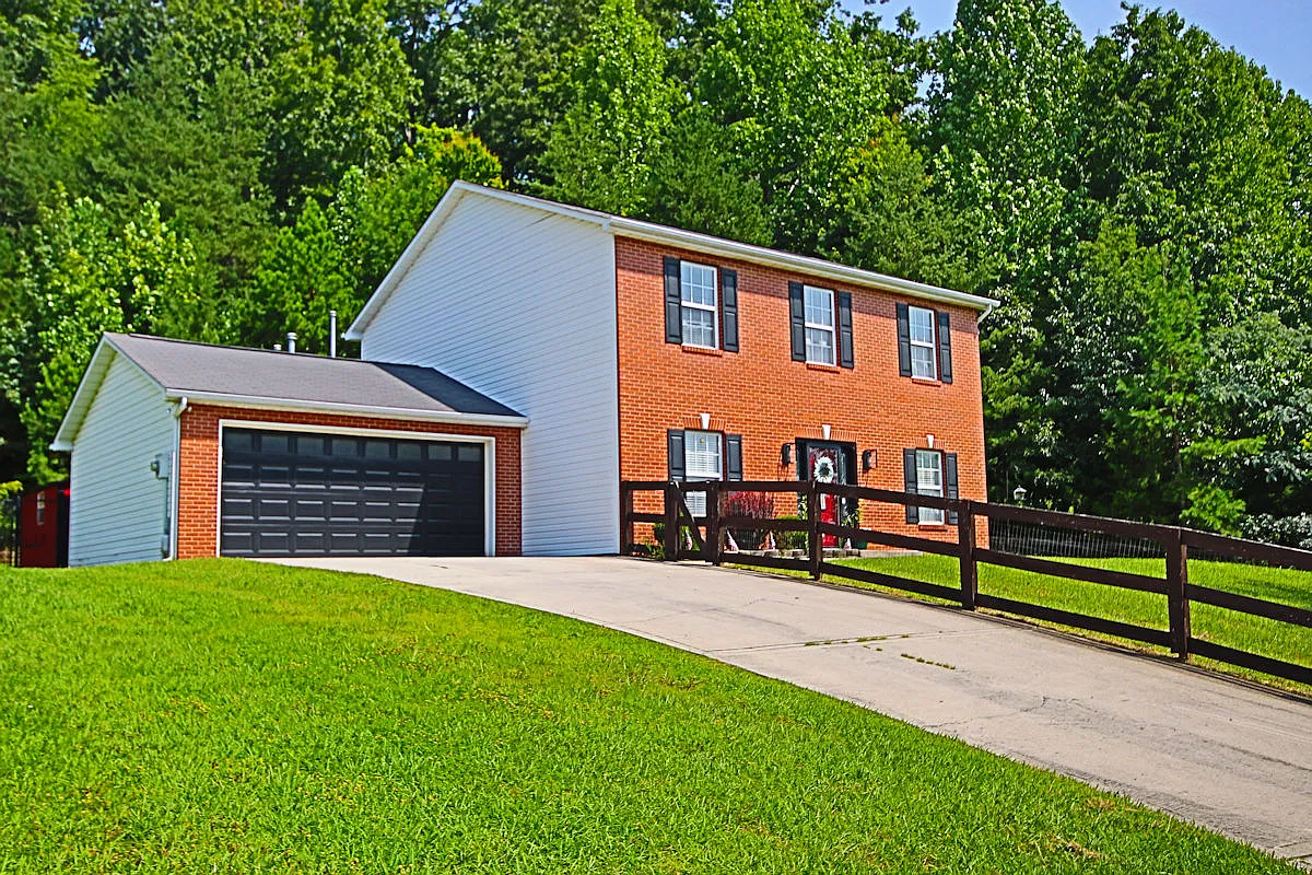 3 bed, 2.5 bath, 2048 sqft, $2,550 — Photo 1