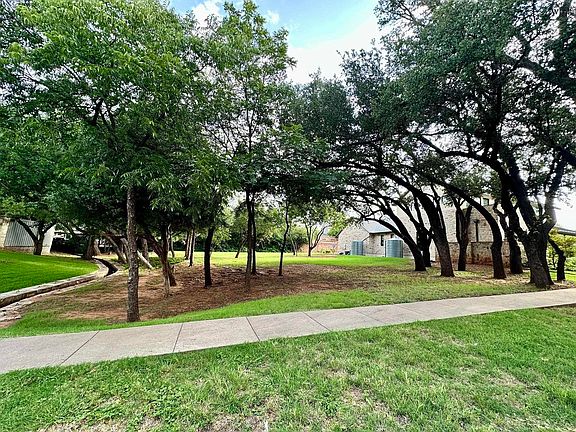 4th image of 14 Woodland Creek Cir