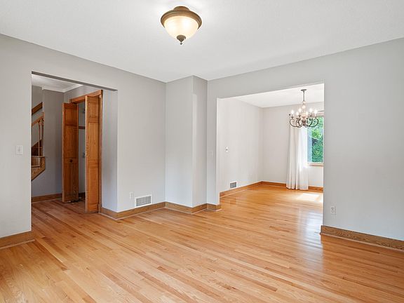 5th image of 323 Sherwood Ct
